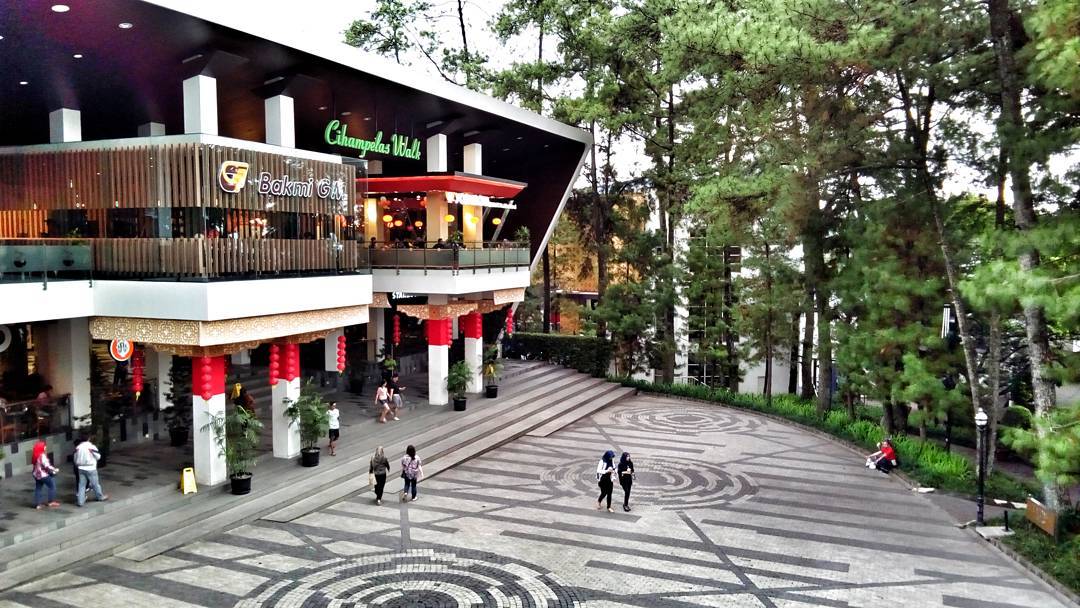 Ciwalk (Cihampelas Walk) Bandung, Mall Yang Lain Dari Yang ...