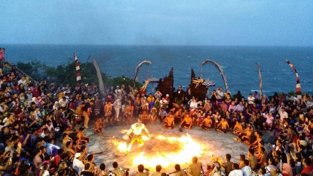 Kegiatan pura luhur uluwatu