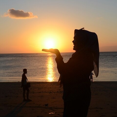 matahari terbenam di pantai kuta